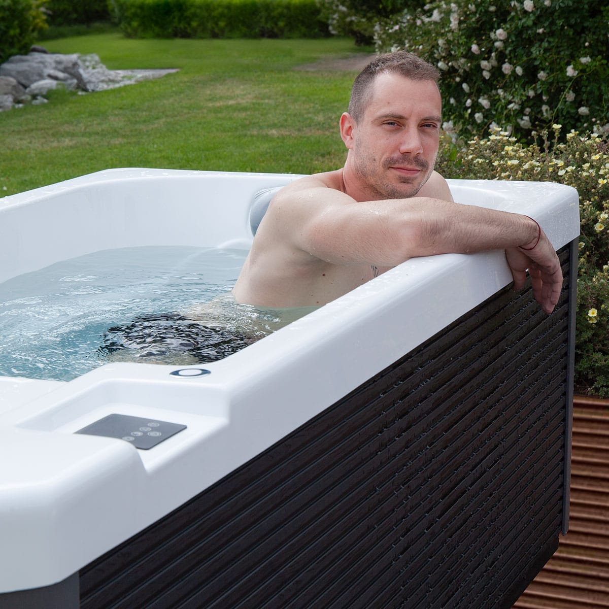 Iceland_cold_plunge-tub_lifestyle4