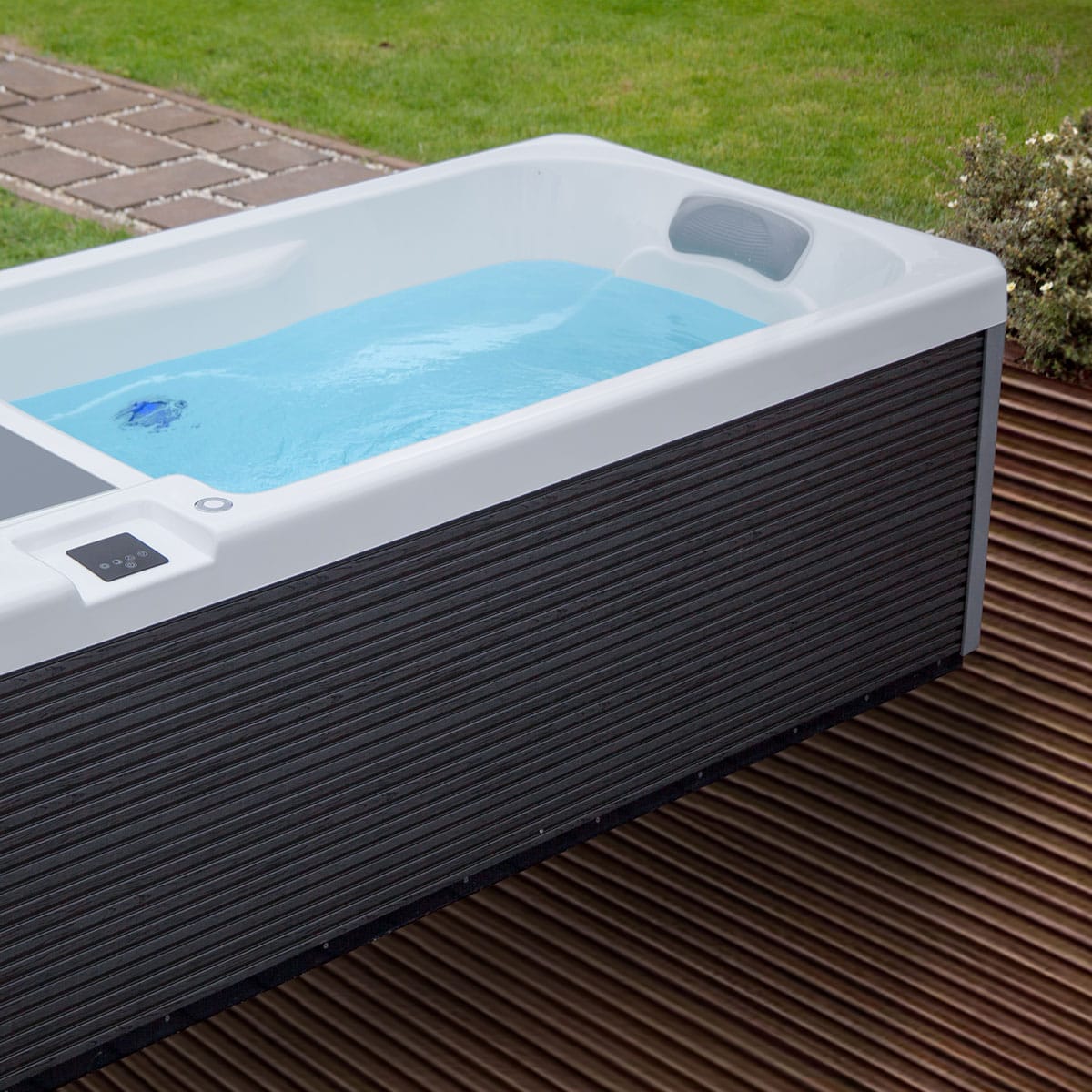 Iceland_cold_plunge-tub_lifestyle5